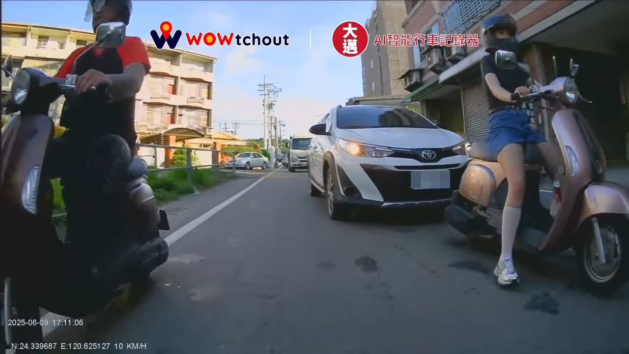 ▲▼女騎士停等紅燈，結果不斷被後方駕駛鳴按喇叭。（圖／翻攝YouTube／WoWtchout - 地圖型行車影像分享平台）