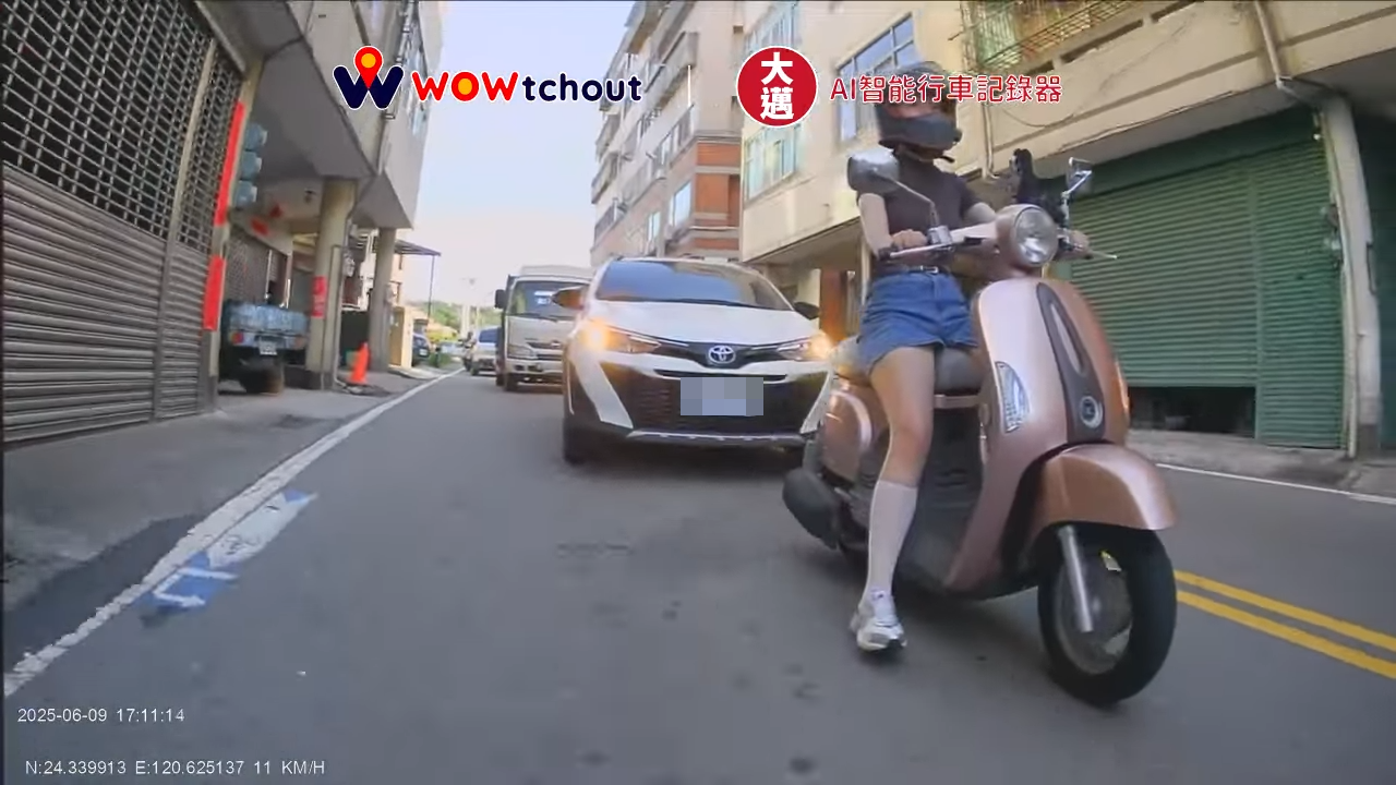 ▲▼女騎士停等紅燈，結果不斷被後方駕駛鳴按喇叭。（圖／翻攝YouTube／WoWtchout - 地圖型行車影像分享平台）