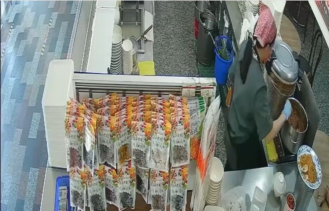 ▲▼周氏蝦捲把廚餘回丟滷味桶。（圖／翻攝Dcard）