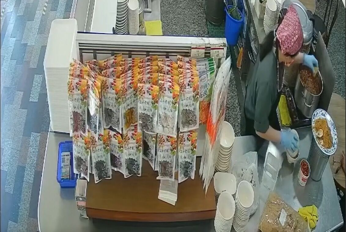 ▲▼周氏蝦捲把廚餘回丟滷味桶。（圖／翻攝Dcard）