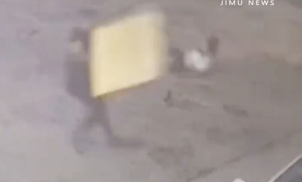 ▲山東濱州9日晚間吹起一陣怪風，體重100公斤的年輕男子被吹倒翻了一圈。（圖／翻攝極目新聞）