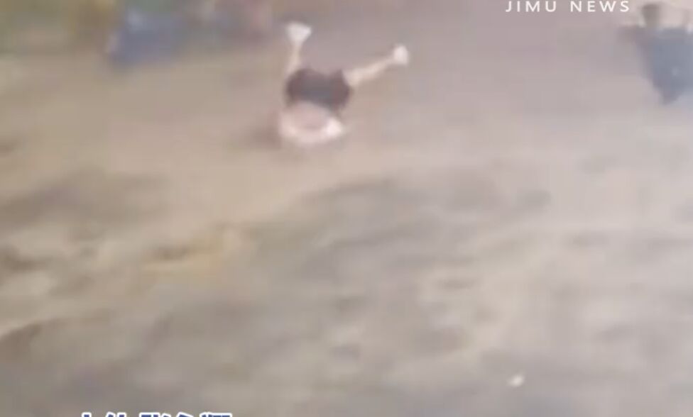 ▲山東濱州9日晚間吹起一陣怪風，體重100公斤的年輕男子被吹倒翻了一圈。（圖／翻攝極目新聞）