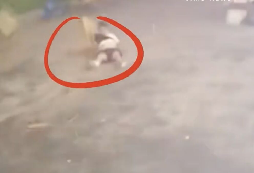 ▲山東濱州9日晚間吹起一陣怪風，體重100公斤的年輕男子被吹倒翻了一圈。（圖／翻攝極目新聞）