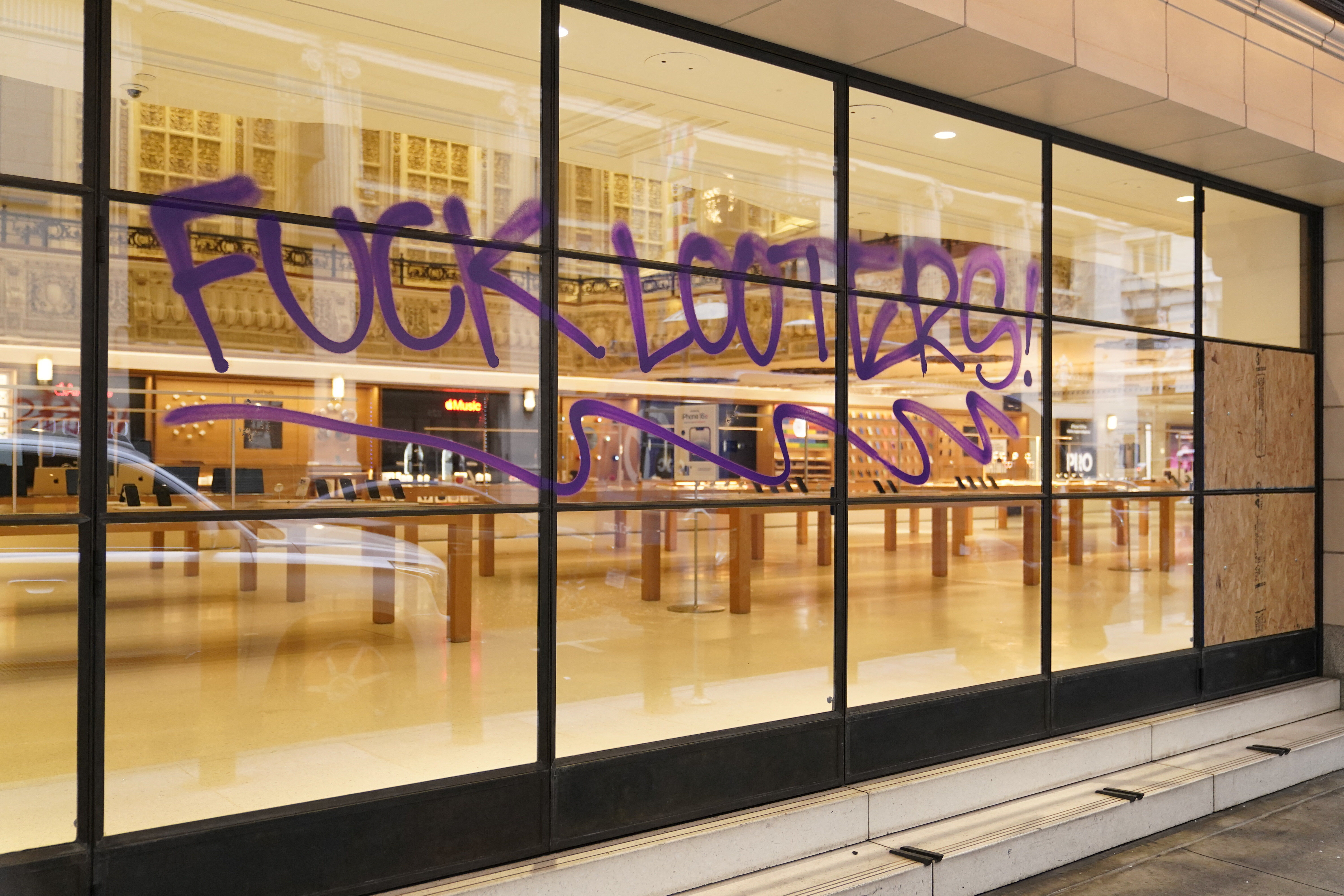 ▲▼美國洛杉磯因抗議執法而引發暴動，民眾闖入蘋果商店內搶劫塗鴉。（圖／路透）