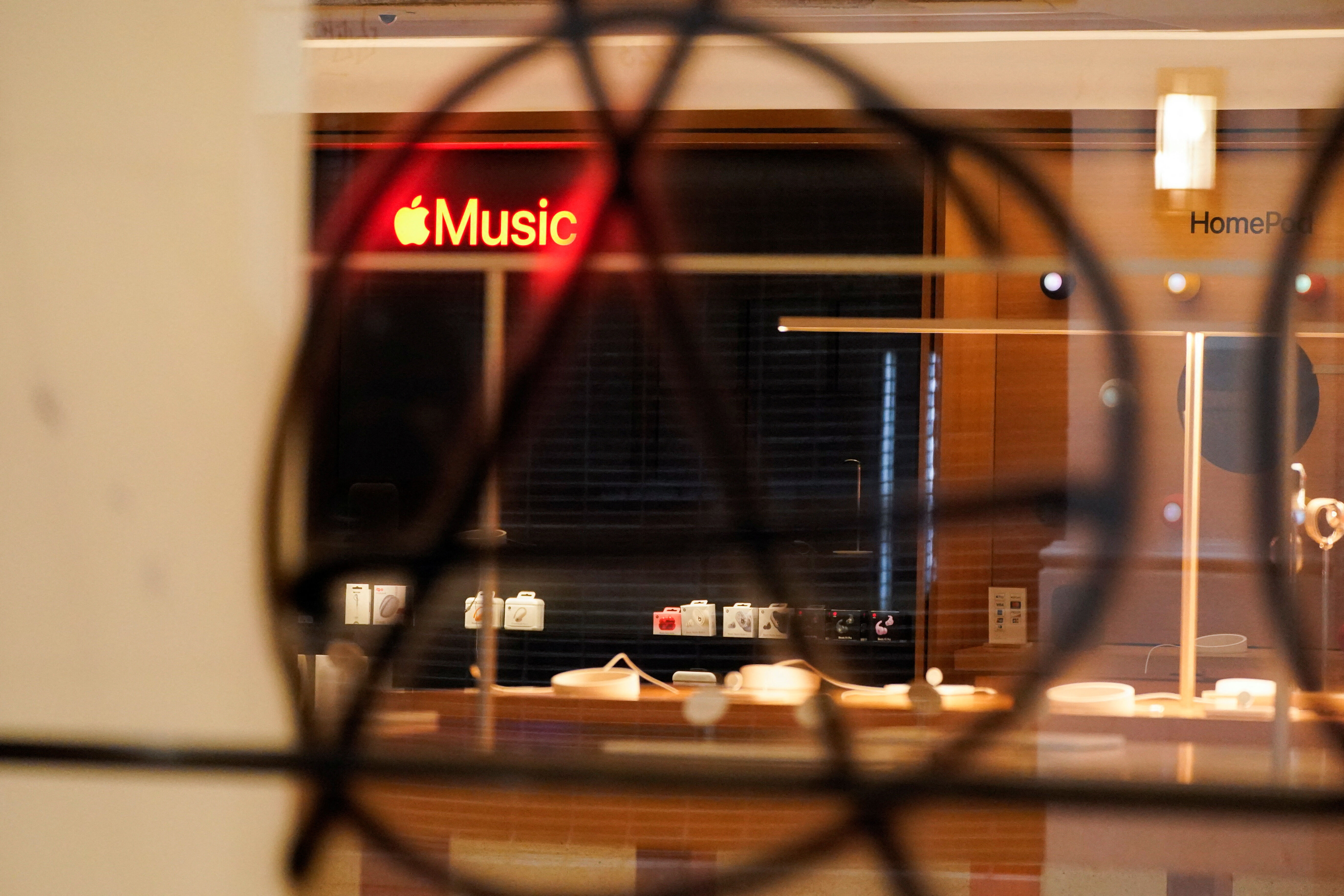 ▲▼美國洛杉磯因抗議執法而引發暴動，民眾闖入蘋果商店內搶劫塗鴉。（圖／路透）