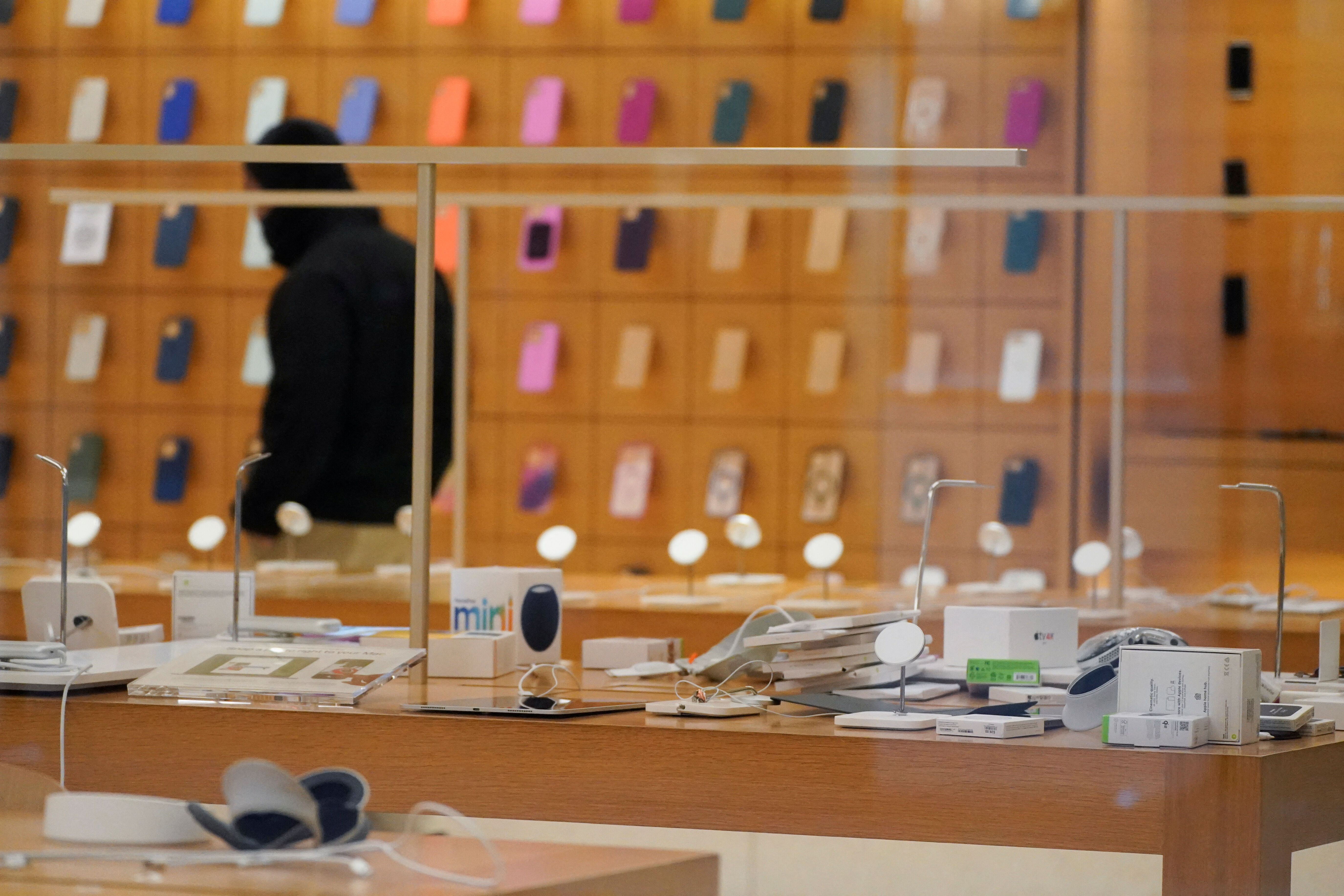 ▲▼美國洛杉磯因抗議執法而引發暴動，民眾闖入蘋果商店內搶劫塗鴉。（圖／路透）