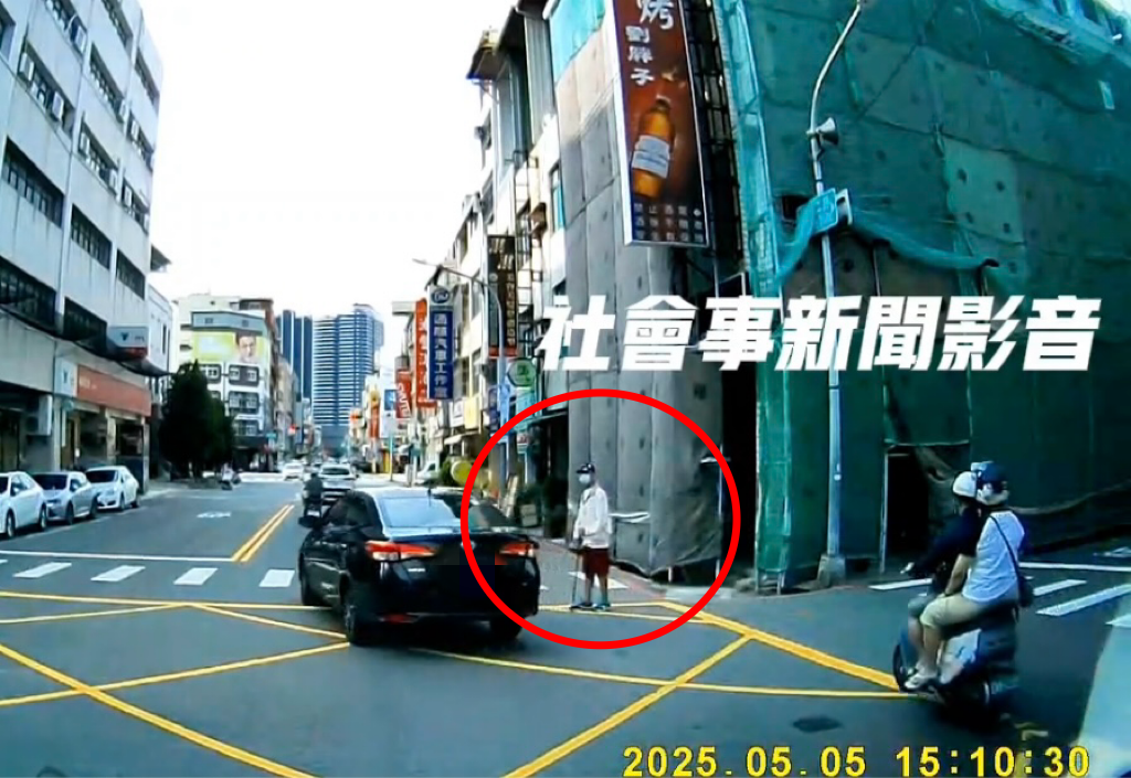 ▲▼ 沒車要禮讓！行動不便阿北過不了馬路　警「監視器追人」全要開罰。（圖／翻攝社會事新聞影音）
