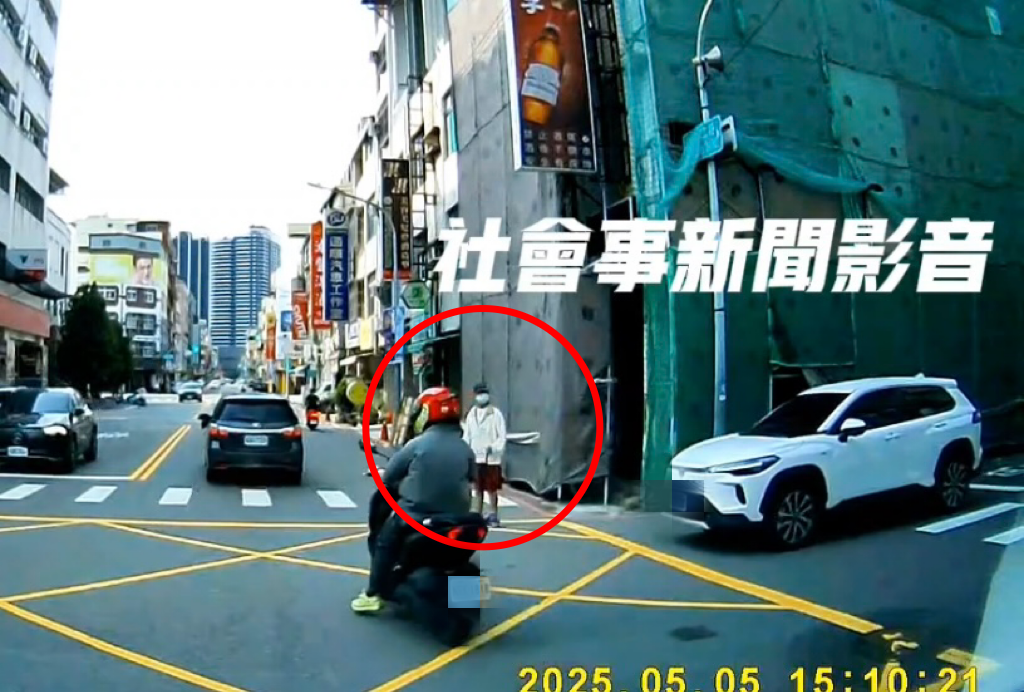 ▲▼ 沒車要禮讓！行動不便阿北過不了馬路　警「監視器追人」全要開罰。（圖／翻攝社會事新聞影音）