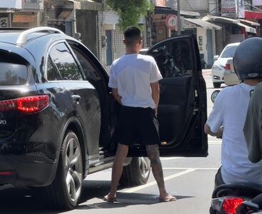 包腳男紅燈突下車「掏鳥解放」！眾人見證Live尿秀　網酸：畫地盤