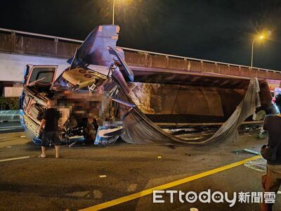 國1內湖段「聯結車撞護欄翻覆」！瀝青噴一地　駕駛搶救無效亡