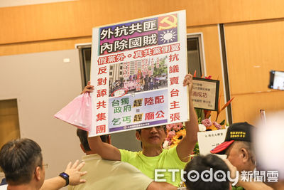 衝黨外在野大聯盟鬧場!綠衣男嗆「賣台」 趙少康臉秒僵