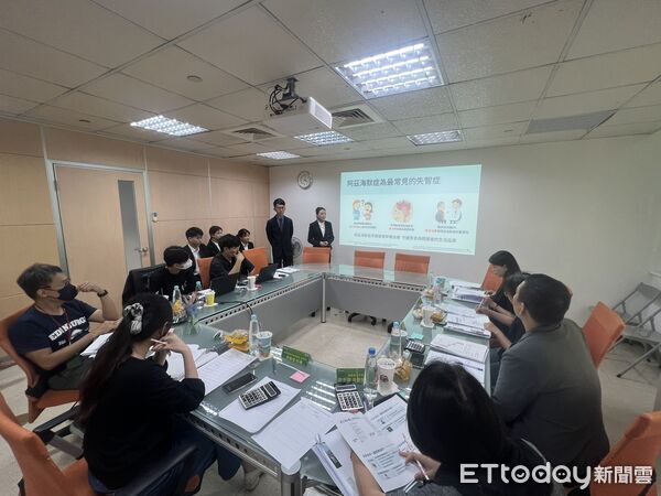 ▲台南市府頒發10萬元行動金予青年團隊，激勵他們深化公共參與與創新實踐。（記者林東良翻攝，下同）