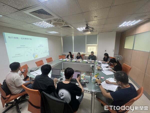 ▲台南市府頒發10萬元行動金予青年團隊，激勵他們深化公共參與與創新實踐。（記者林東良翻攝，下同）