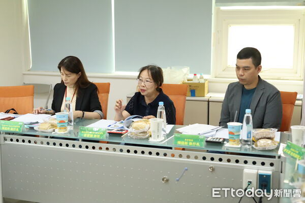 ▲台南市府頒發10萬元行動金予青年團隊，激勵他們深化公共參與與創新實踐。（記者林東良翻攝，下同）