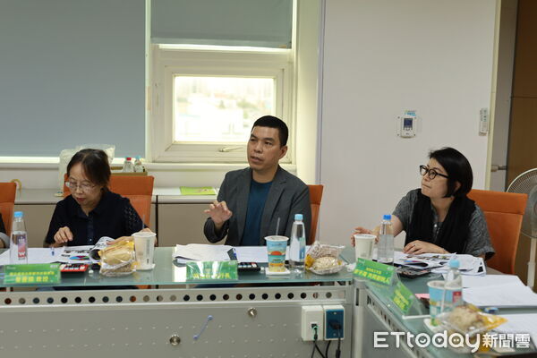 ▲台南市府頒發10萬元行動金予青年團隊，激勵他們深化公共參與與創新實踐。（記者林東良翻攝，下同）