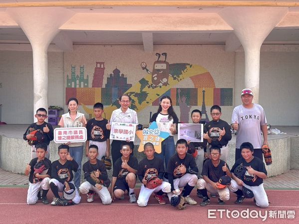 ▲台南市議員曾之婕捐贈節能淨水器予崇學國小少棒隊，助球員喝好水保持體力。（記者林東良翻攝，下同）