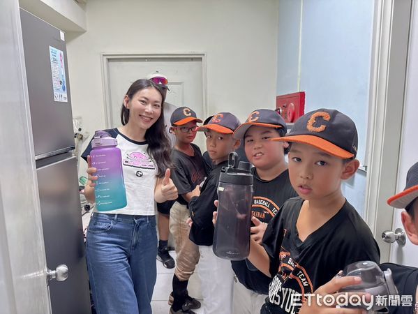 ▲台南市議員曾之婕捐贈節能淨水器予崇學國小少棒隊，助球員喝好水保持體力。（記者林東良翻攝，下同）