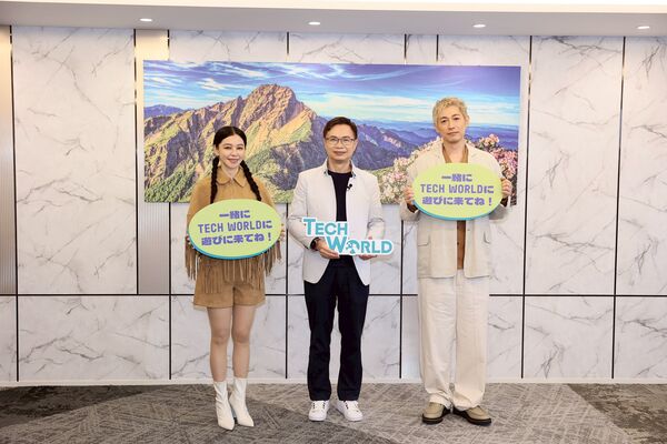 ▲黃志芳會長(中)與好友徐若瑄(左)、藤岡靛(右)來到TECH WORLD館。(圖/TECH WORLD館提供)