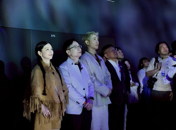 ▲三人沉浸在TECH WORLD館的奇幻科技與美好未來中。(圖／TECH WORLD館提供)