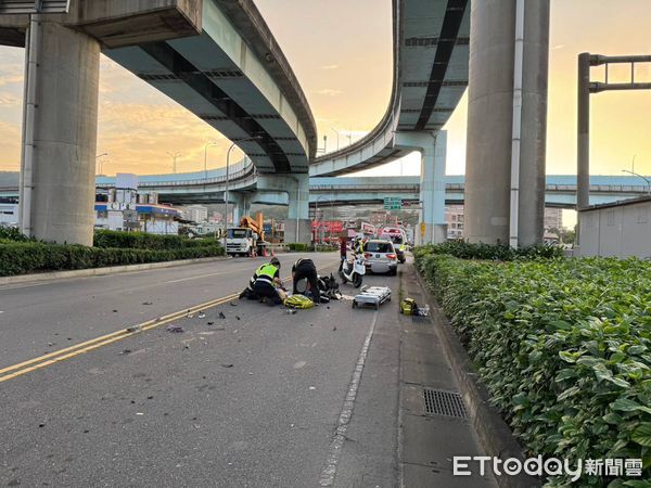 ▲▼新北對撞車禍，騎士命危搶救中。（圖／記者陳以昇翻攝）