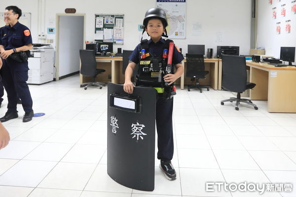 ▲瑞濱國小參訪瑞芳分局 學童變身迷你波麗士。（圖／記者郭世賢翻攝）