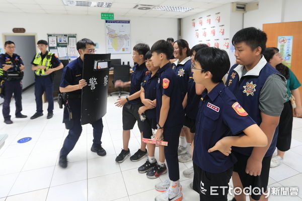 ▲瑞濱國小參訪瑞芳分局 學童變身迷你波麗士。（圖／記者郭世賢翻攝）