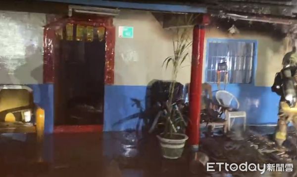 ▲台南市西港區劉厝里於10日晚上7時27分許發生火警，消防局據報出動16車33人前往搶救，幸無人員傷亡。（圖／記者林東良翻攝，下同）
