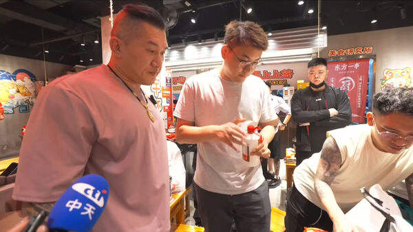 ▲▼館長上海用餐「餐廳董事長」來贈酒　一起喝茅台：到台灣開店。（圖／翻攝館長惡名昭彰YouTube）