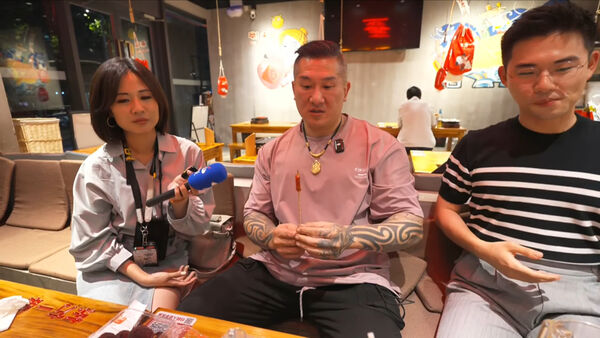 ▲▼館長上海用餐「餐廳董事長」來贈酒　一起喝茅台：到台灣開店。（圖／翻攝館長惡名昭彰YouTube）