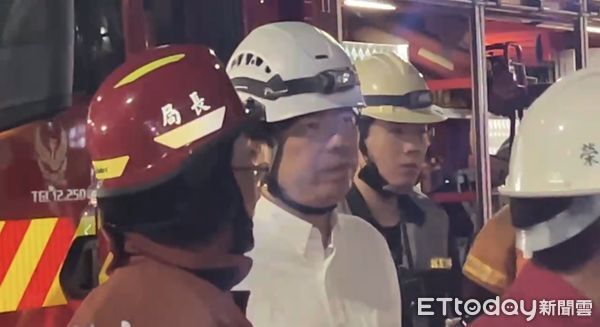 ▲▼一層53戶似「城中城」！高雄大樓火警2人送醫　陳其邁急衝現場。（圖／記者賴文萱翻攝）