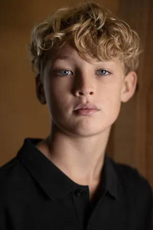 ▲《哈利波特》影集公布最新卡司名單，Lox Pratt 飾演跩哥馬份（Draco Malfoy）、Bel Powley和Daniel Rigby飾演德思禮夫婦、Katherine Parkinson 飾演茉莉衛斯理。（圖／HBO提供）