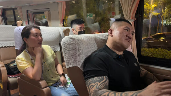 ▲▼館長抵上海喊「台灣奶茶一杯800元」震驚陸人　網傻眼：哪裡有賣。（圖／翻攝館長惡名昭彰YouTube）