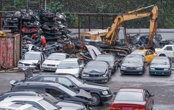 K男收到贓款後會透過購買報廢汽車、金屬零件寄回非洲，同步以信封袋裝現金寄回非洲銷贓。（圖／報系資料照）