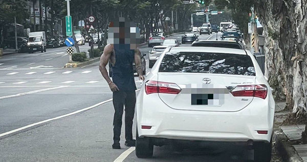 K男將女友的白色自小客車作為交通工具，相關行蹤遭警方掌握。（圖／翻攝畫面）