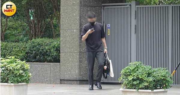 為愛往前飛1／「正妹主播」大街擁機師新歡熱吻　王乃伃推娃娃車攜男友見父母