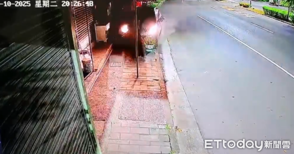 ▲▼高雄無照男自撞電桿、民宅鐵門。（圖／記者吳奕靖翻攝）