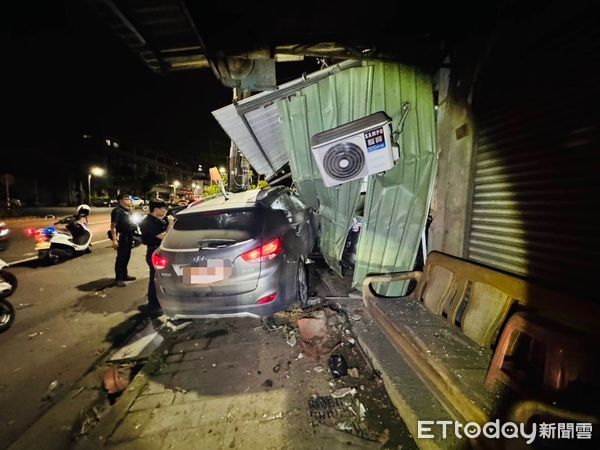 ▲▼高雄無照男自撞電桿、民宅鐵門。（圖／記者吳奕靖翻攝）