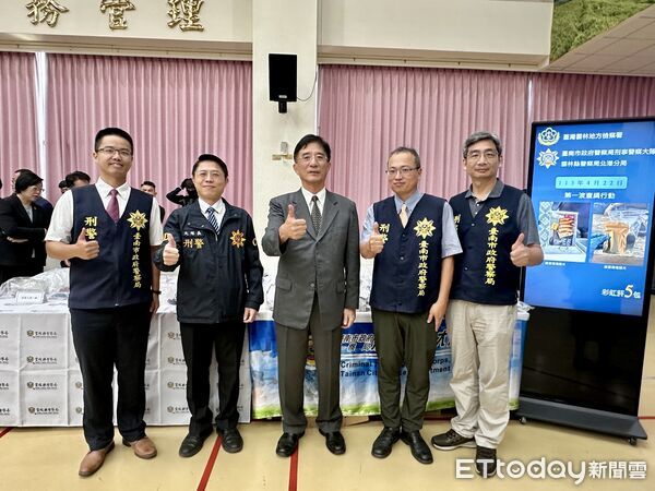 ▲台南刑大聯手查緝毒品集團，在雲林濱海地區查獲大量彩虹菸、愷他命等毒品，總市價達166萬元，逮捕張姓主嫌共8人。（記者林東良翻攝，下同）