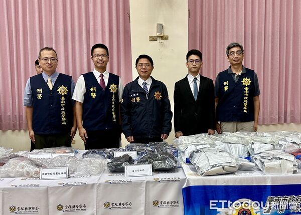 ▲台南刑大聯手查緝毒品集團，在雲林濱海地區查獲大量彩虹菸、愷他命等毒品，總市價達166萬元，逮捕張姓主嫌共8人。（記者林東良翻攝，下同）