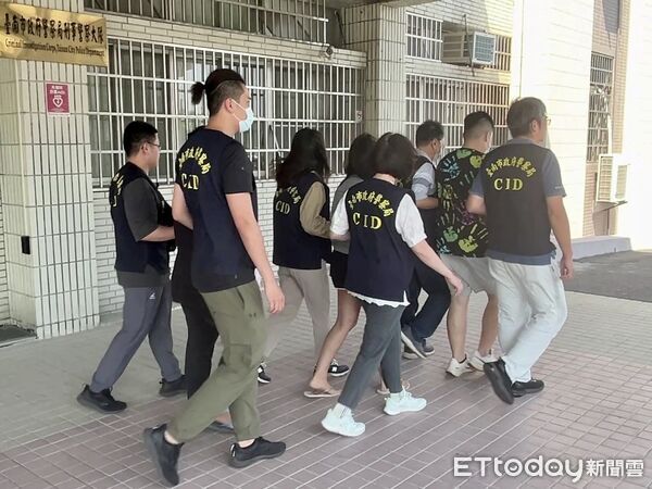 ▲台南刑大聯手查緝毒品集團，在雲林濱海地區查獲大量彩虹菸、愷他命等毒品，總市價達166萬元，逮捕張姓主嫌共8人。（記者林東良翻攝，下同）