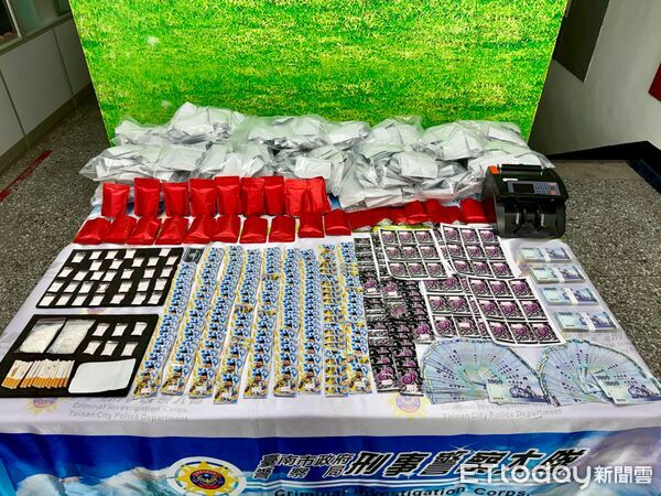 ▲台南刑大聯手查緝毒品集團，在雲林濱海地區查獲大量彩虹菸、愷他命等毒品，總市價達166萬元，逮捕張姓主嫌共8人。（記者林東良翻攝，下同）
