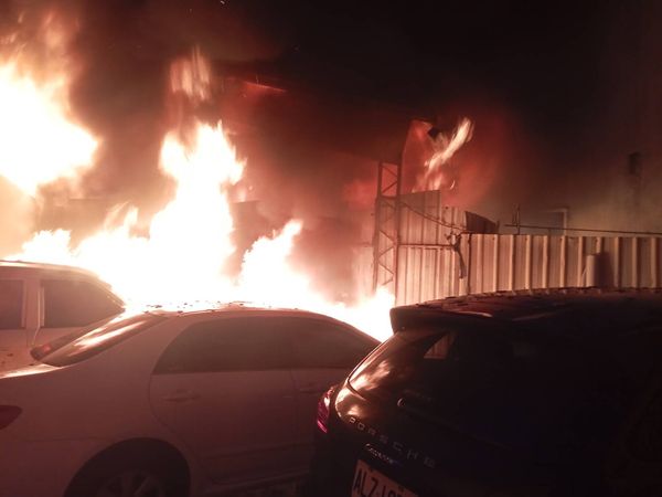 ▲員林市一間機車行後方倉庫起火燃燒波及一旁停車5輛汽車。（圖／記者唐詠絮翻攝）