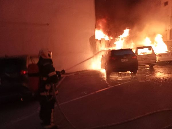 ▲員林市一間機車行後方倉庫起火燃燒波及一旁停車5輛汽車。（圖／記者唐詠絮翻攝）