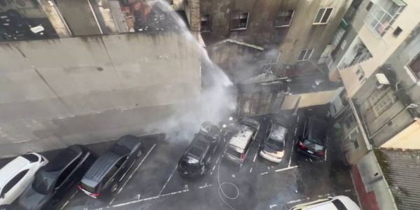 ▲員林市一間機車行後方倉庫起火燃燒波及一旁停車5輛汽車。（圖／記者唐詠絮翻攝）