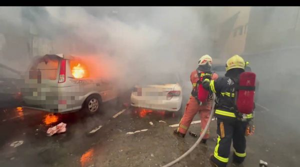 ▲員林市一間機車行後方倉庫起火燃燒波及一旁停車5輛汽車。（圖／記者唐詠絮翻攝）