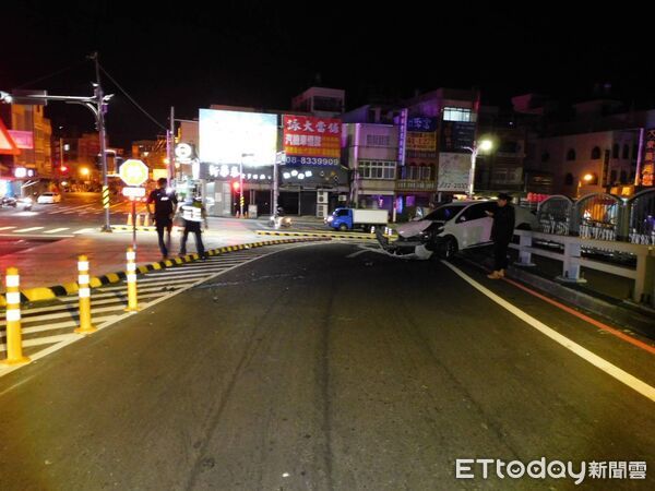 ▲被偷的自小客車自撞新園鄉鹽埔漁港。（圖／記者陳崑福翻攝）