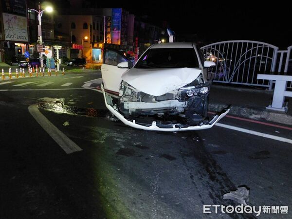 ▲被偷的自小客車自撞新園鄉鹽埔漁港。（圖／記者陳崑福翻攝）