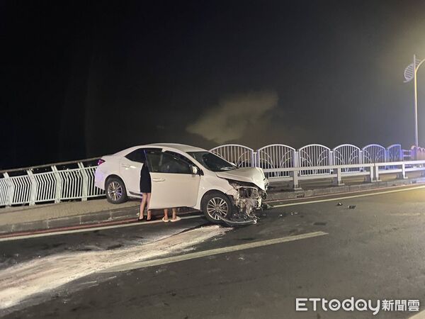 ▲被偷的自小客車自撞新園鄉鹽埔漁港。（圖／記者陳崑福翻攝）