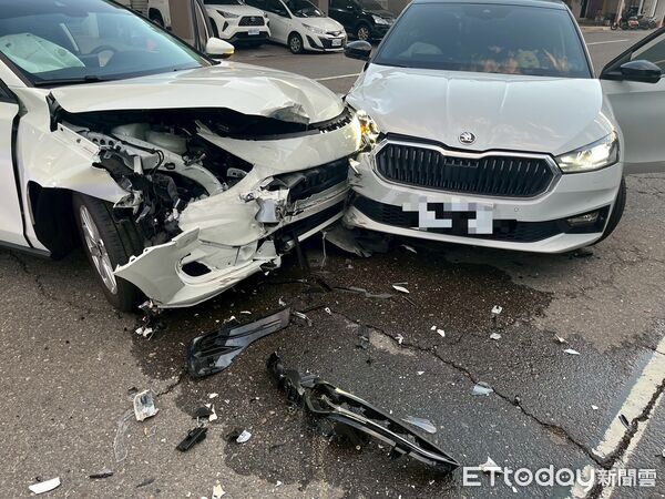 ▲▼skoda轎車轉彎幅度過大，猛撞來車。（圖／記者許宥孺翻攝）