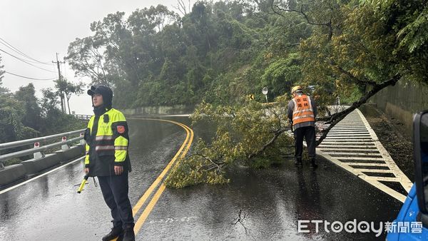 ▲里港警分局員警即時連絡公路總局人員排除路障。（圖／記者陳崑福翻攝）